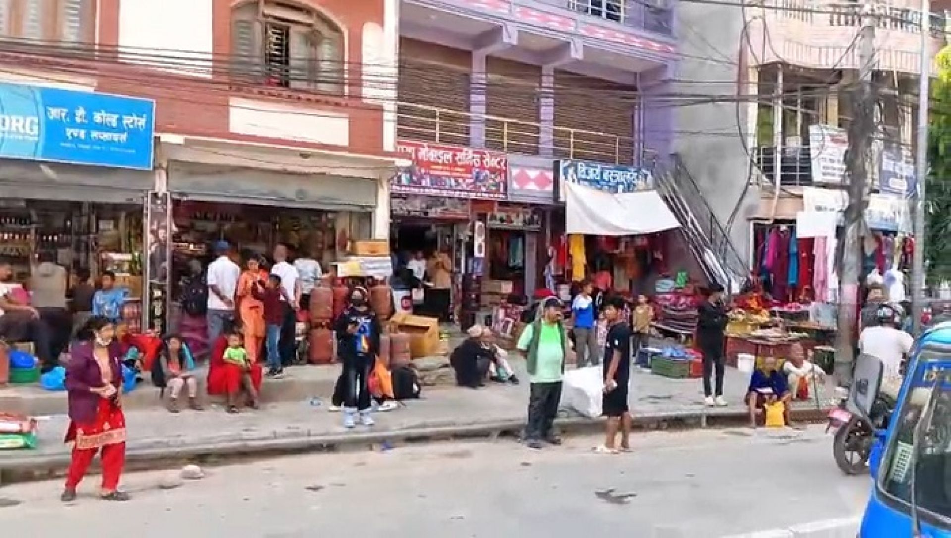 दशैँ लागेसँगै मन्थली बजारमा किनमेल गर्नेको भिड 